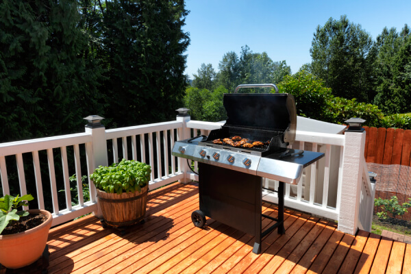 Small deck with mobile grill station